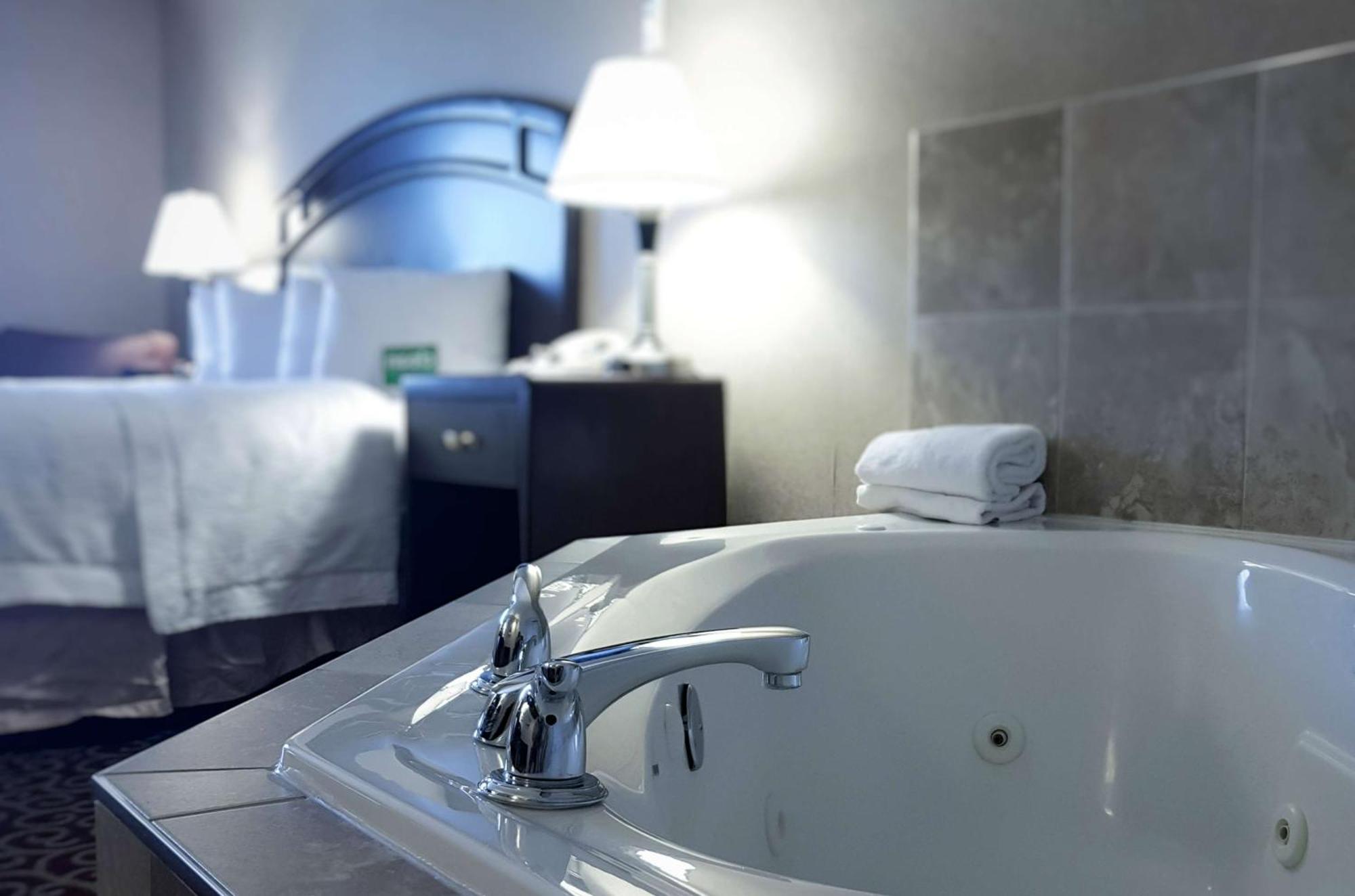 לדוק Hampton Inn & Suites By Hilton Edmonton International Airport מראה חיצוני תמונה