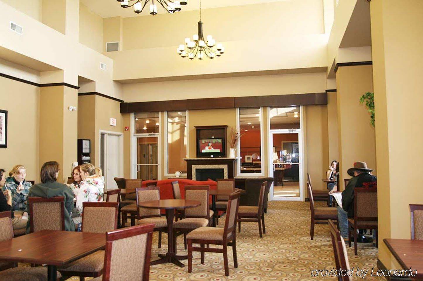 לדוק Hampton Inn & Suites By Hilton Edmonton International Airport מראה פנימי תמונה